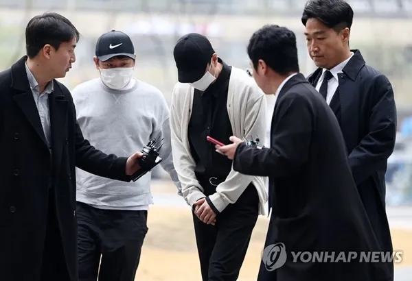 申彗星低頭道歉「對不起」後，走進法院。韓聯社