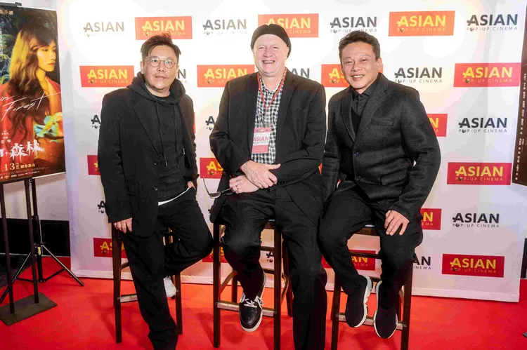 姜寧（左）、李康生（右）接受到《好萊塢芝加哥報》記者訪問。海鵬影業提供