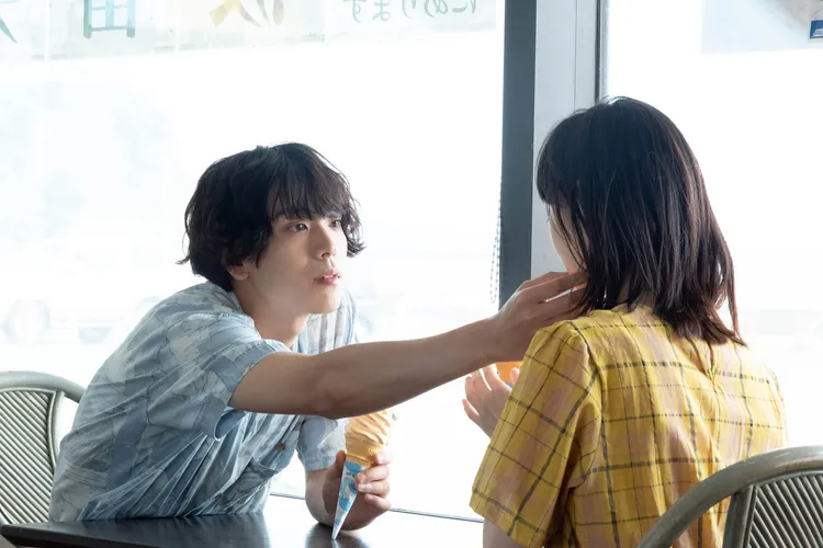 黑羽麻璃央與穗志萌香在《離不開你的依賴》飾演一對情侶。希望行銷提供