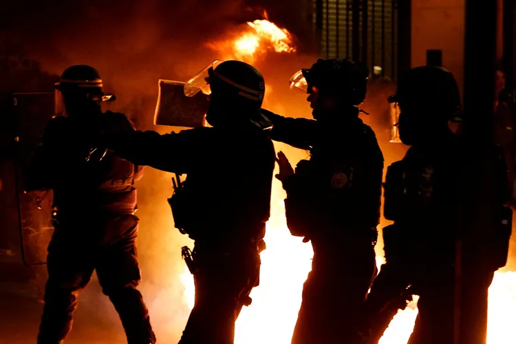 鎮暴警察在火場維持秩序。路透社