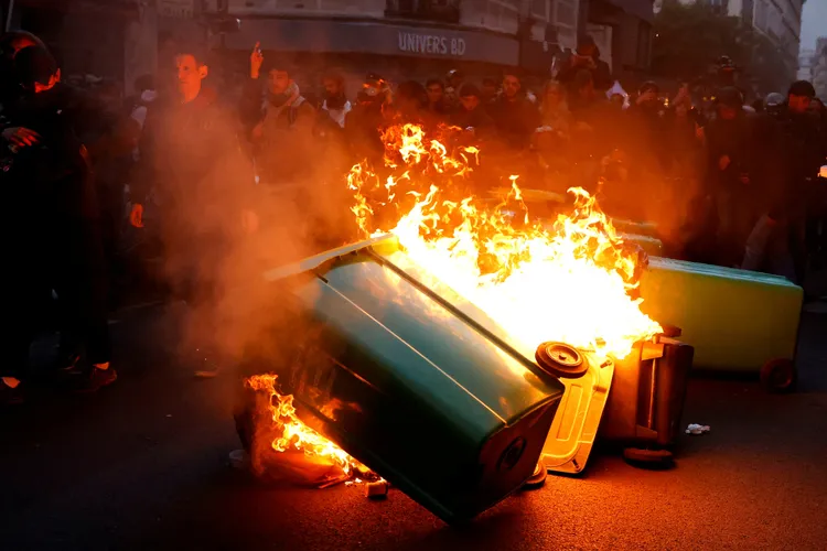 抗議者在巴黎街頭焚燒垃圾桶。路透社