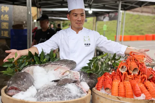 台中最浮誇馬拉松 跑友補充能量!龍蝦、干貝、骰子牛呷免驚