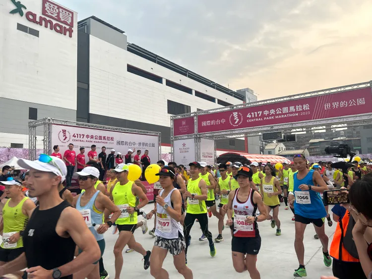 「4117中央公園馬拉松」今天上午盛大鳴槍起跑，吸引4千人共襄盛舉。主辦單位提供