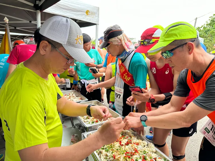 參賽者大快朵頤。主辦單位提供