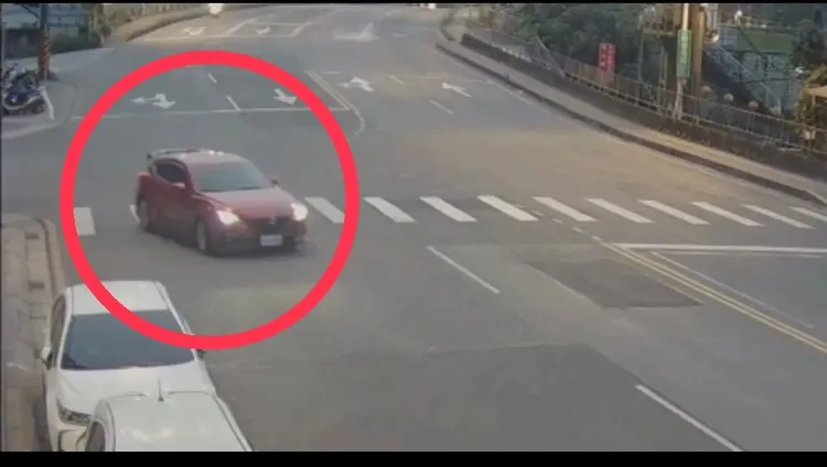 洪嫌丟下2名少女屍體，獨自駕車離開摩鐵，警方鎖定車牌追捕中。翻攝畫面