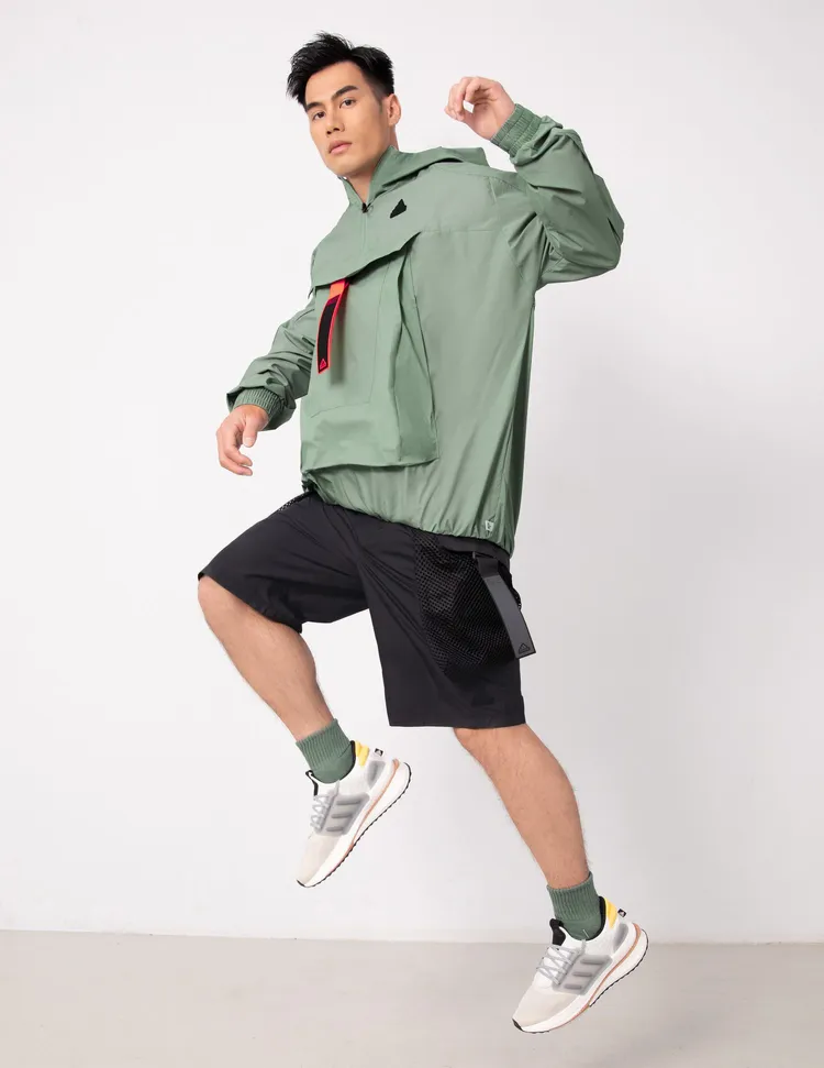 近期拿下全國青年盃田徑賽金牌的奧運選手楊俊瀚，有「台灣最速男」稱號，演繹City Escape系列連帽衝鋒衣，大口袋設計為一大特色，不但兼具收納功能，也呼應Urban Outdoor多層次設計特色。品牌提供
