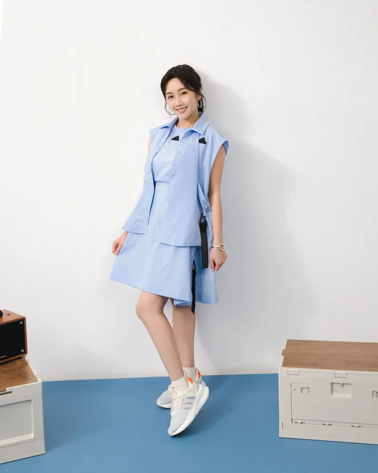 吳佳穎穿著City Escape城市探索系列以Wind.Rdy面料打造的清晨藍無袖洋裝，整體的柔和淺藍色調呈現甜美清新的好感穿搭。品牌提供