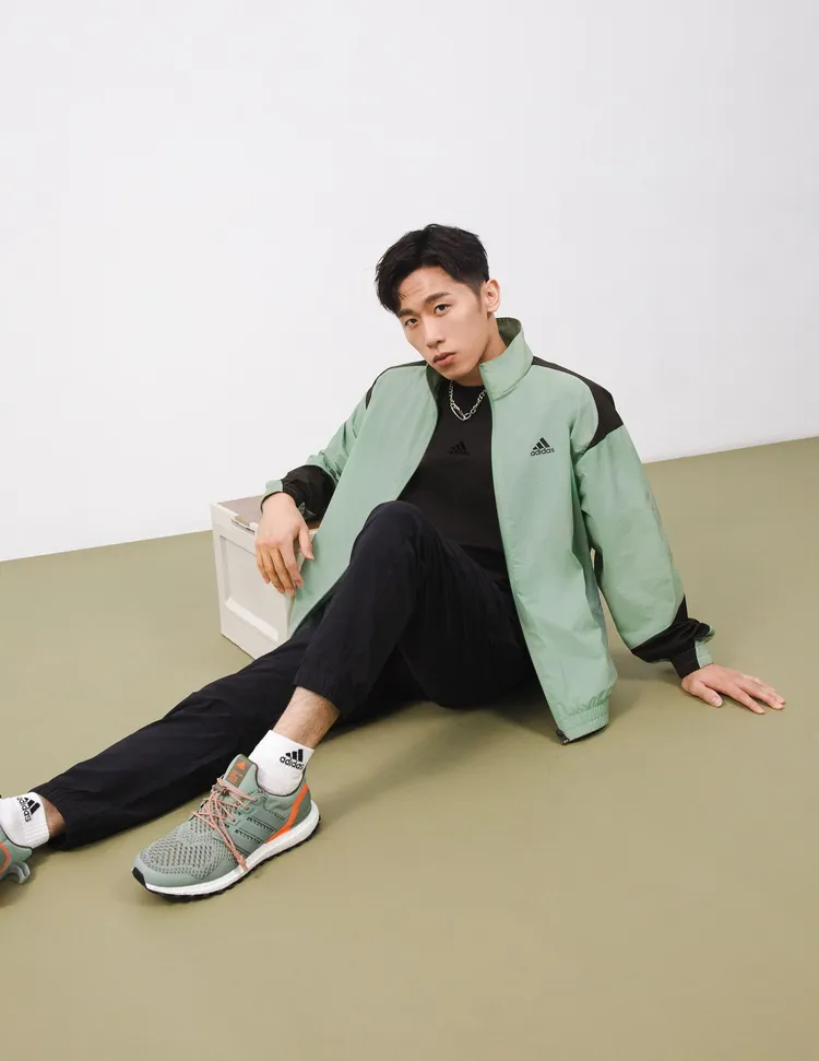 鞍馬王子李智凱詮釋City Escape城市探索系列戶外時尚風格裝扮的率性輕鬆感。品牌提供