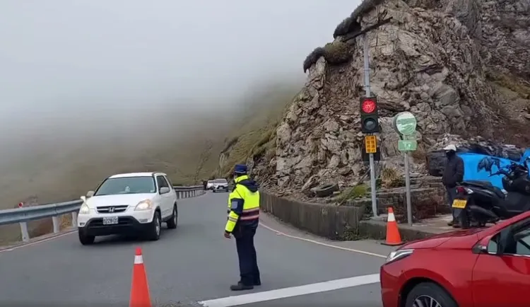 全國公路最高點紅綠燈位於合歡山武嶺。翻攝「中橫路況交通資訊站」