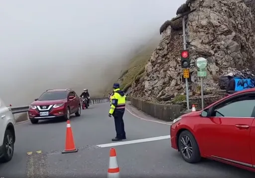 全國最高紅綠燈在合歡山武嶺 駕駛人注意!闖紅燈開罰1800元起跳