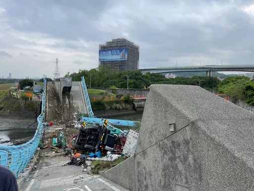 新北觀音坑溪橋崩塌3人傷 市府主管單位回應了