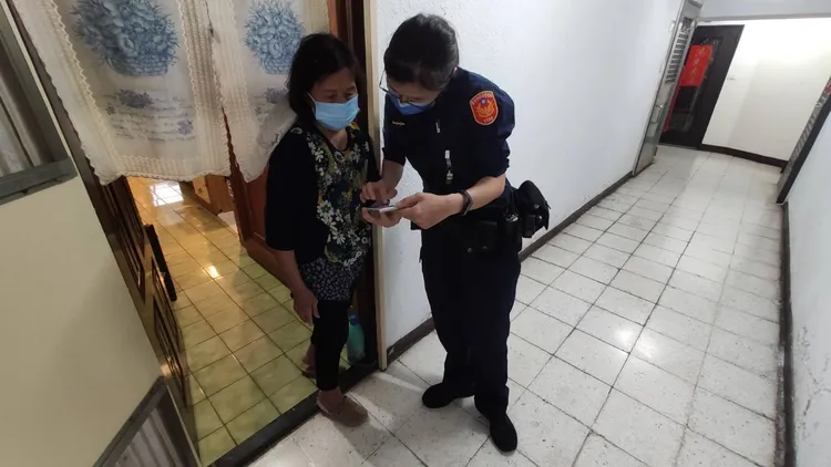 警方到老婦人家中關懷。翻攝畫面