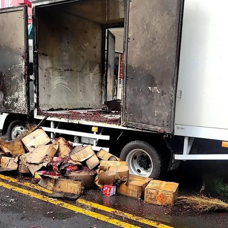 小貨車被炸得焦黑。民眾提供