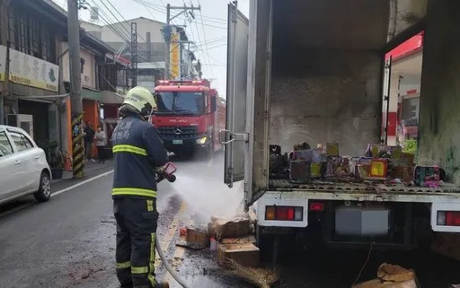 彰化滿載爆竹小貨車　突爆炸起火！男子嚴重燒燙傷意識不清