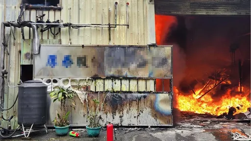 新北淡水塑膠工廠大火 延燒2工廠200坪陷火海