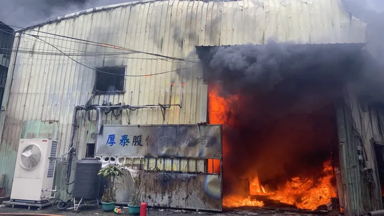 火舌及濃煙不斷從工廠內竄出。新北市消防局提供