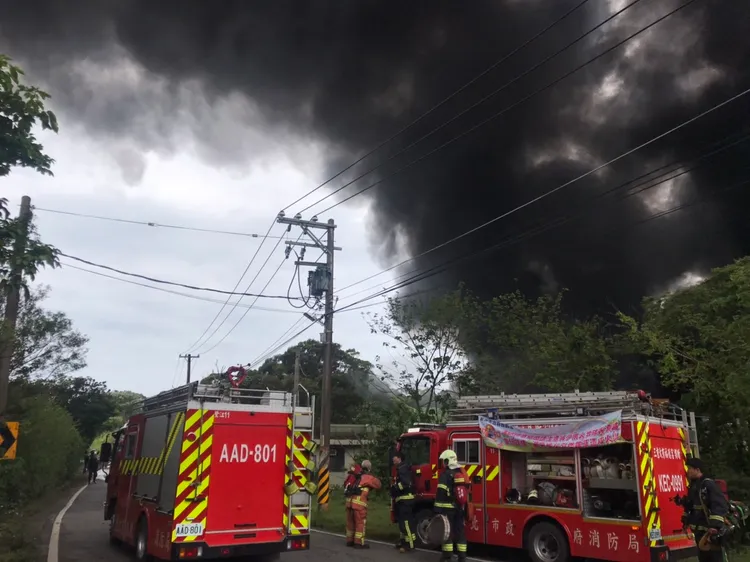 塑膠工廠火警濃煙蔽天。新北市消防局提供