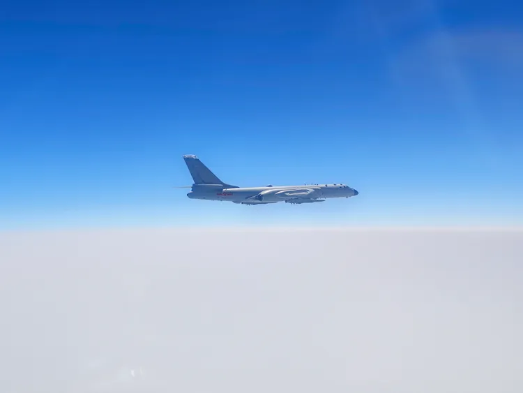 共軍東部戰區「環台島戰備警巡和聯合利劍演習」中，轟炸機進行模擬打擊。新華社