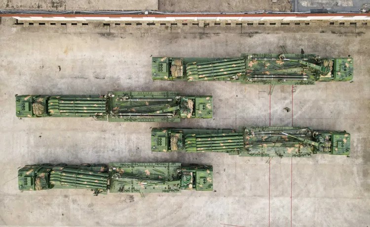 「環台島戰備警巡和聯合利劍演習」中，東部戰區陸軍砲兵旅進行彈藥裝填。