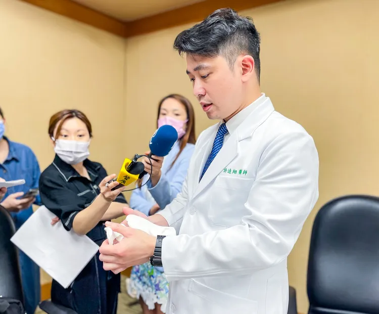 許逵翔說，髖關節發育不良在台灣的發生率約為百分之1.3。賴昀岫攝