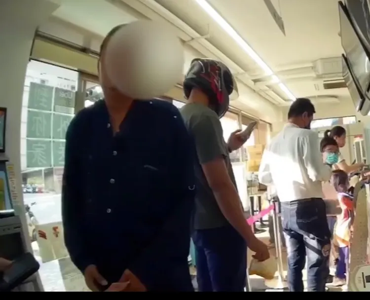 張男在超商裡對著警方指控幫撿錢的老翁私吞了他的4000元。讀者提供