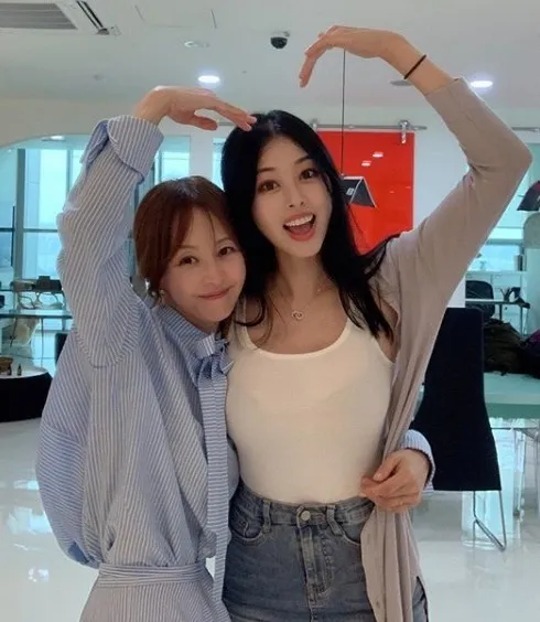 徐貞姬（左）凍齡有方，女兒徐東珠外表亮麗又會讀書。翻攝徐東珠IG