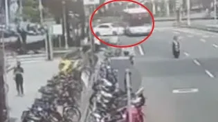 蔡男轎車撞上公車。三重警分局提供