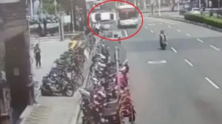 新北男疑未注意車前狀況 右轉撞公車!失控翻覆一度受困