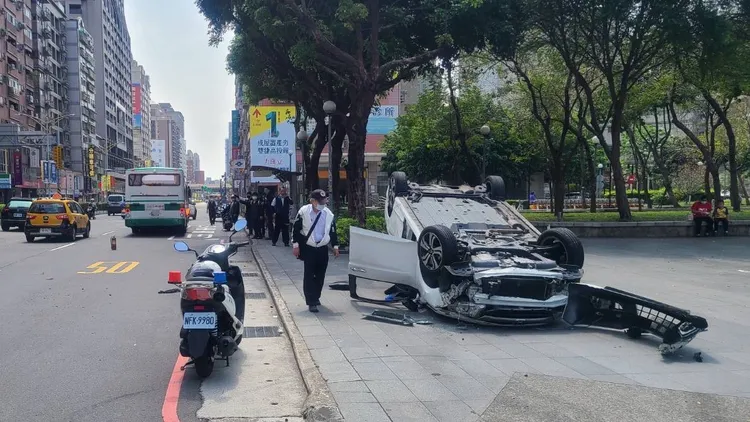 蔡男轎車當場翻覆。三重警分局提供