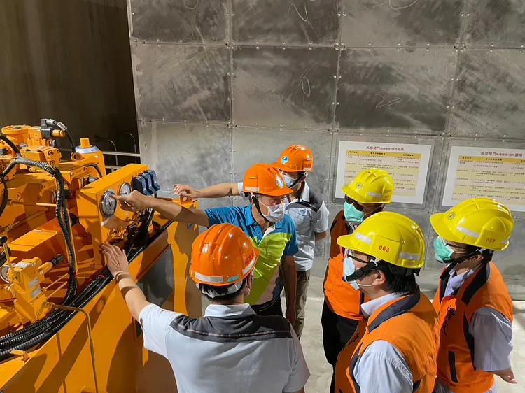 南水局整備檢查機器設施。南水局提供