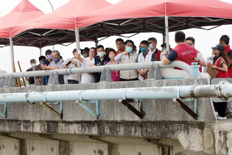 黃偉哲今天下午前往歸仁視察三爺溪排水工程。市府提供