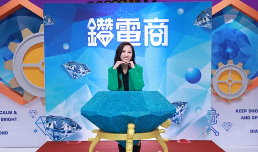 林采缇曾月花2万坐小黄 现转行卖鸭头当板娘