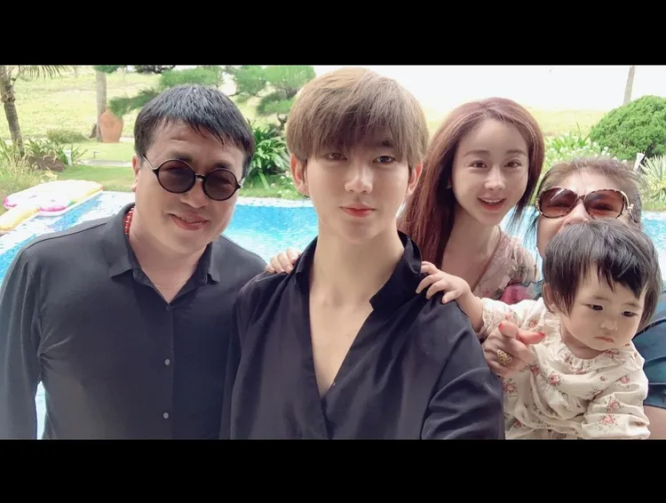 咸素媛帶著老公陳華、公公、婆婆上真人秀《妻子的味道》爆紅。翻攝咸素媛IG