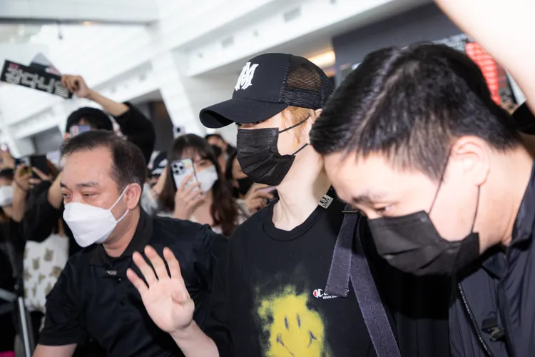 姜丹尼爾被300名粉絲包圍，揮手致意。索尼音樂提供