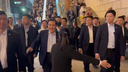 馬英九訪中｜逛重慶老街釀暴動　市民尖叫「好帥」突破維安求簽名