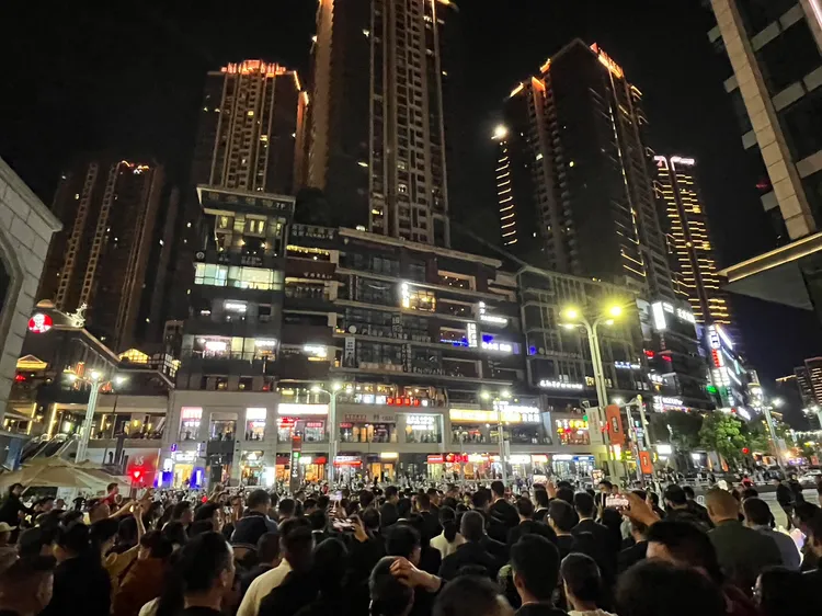 前總統馬英九昨晚逛夜市，沒想到引發市民暴動。馬辦提供