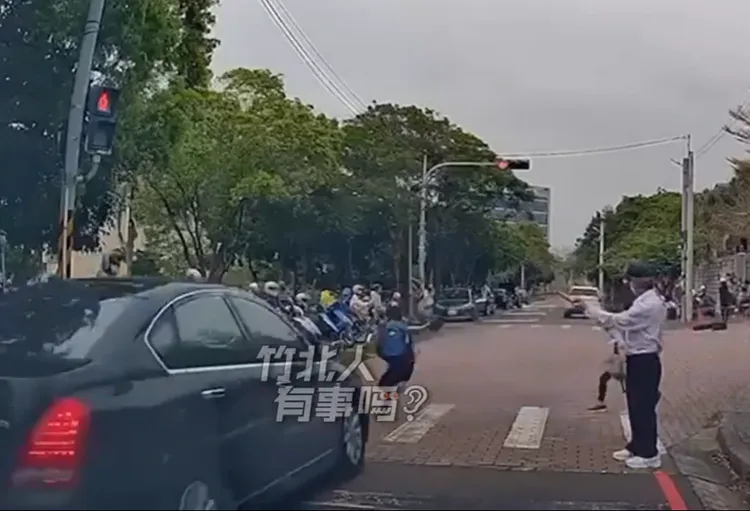 黑車急剎，差點撞上男童。翻攝自竹北人有事嗎臉書