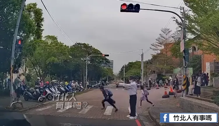 男童見綠燈過馬路。翻攝自竹北人有事嗎臉書