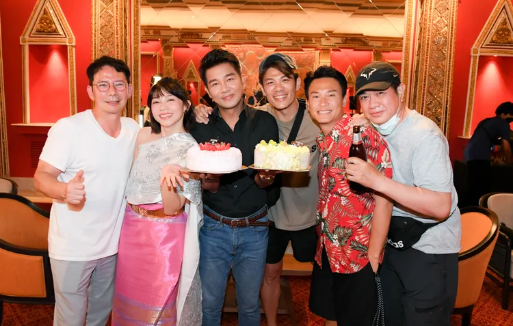 張銘杰（右起）、王振復、陳志強、謝承均、曾智希和王耿豪齊聚慶生。三立提供