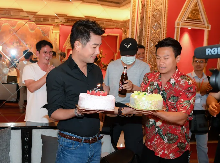 王振復（右）幫謝承均慶生。三立提供