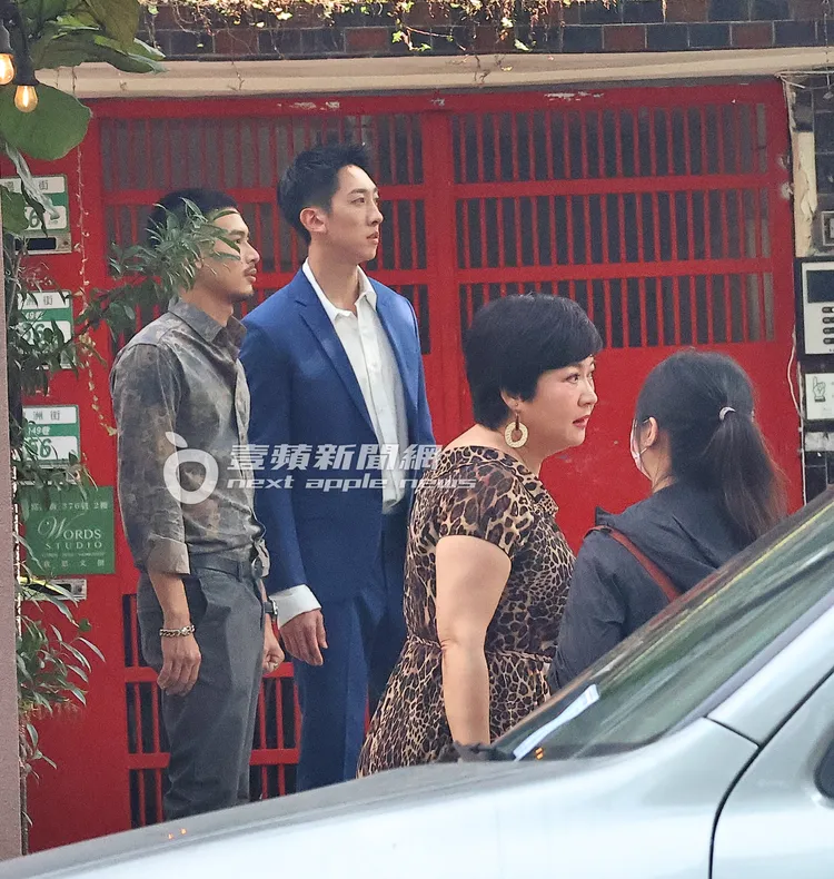 3人不約而同往右方看去。特勤中心攝