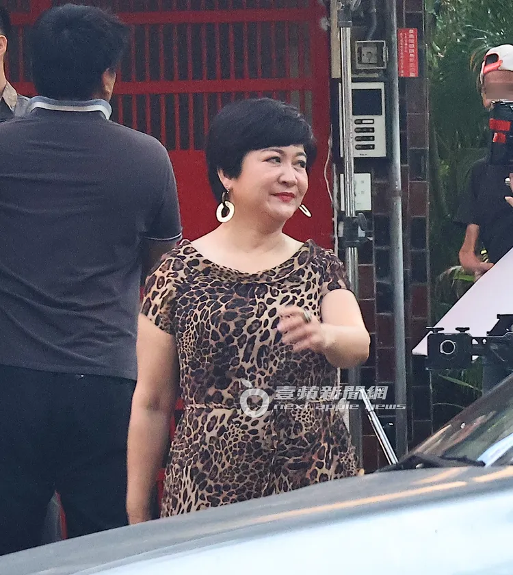 崔佩儀疑似演出充滿母愛的媽媽，與工作人員確認拍攝事宜。特勤中心攝