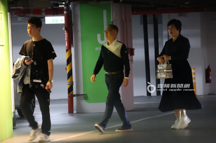 崔佩儀（右起）、老公Sam及兒子貝克宇日前被捕獲在信義區逛街。資料照片