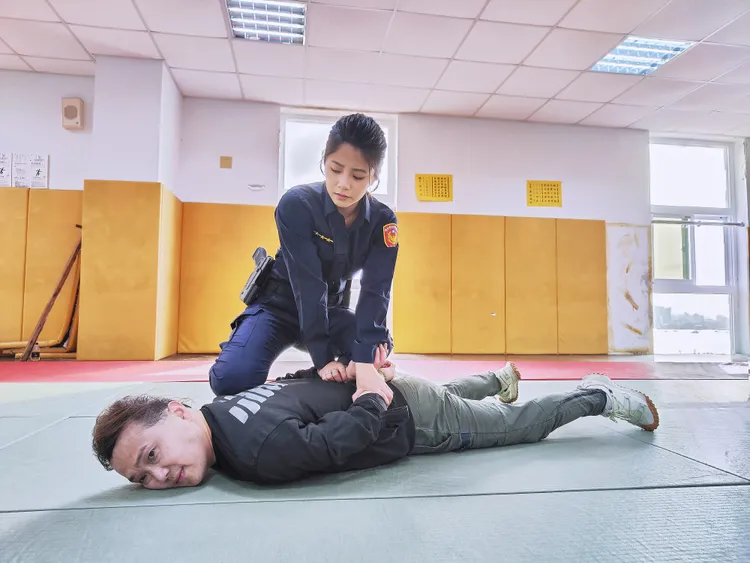 王上菲（上）出手太重，扮歹徒的警察都受傷了。超級紅娛樂提供