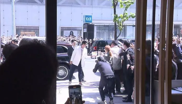 玄彬吸引大批粉絲聚集店門口搶拍。翻攝NTV news