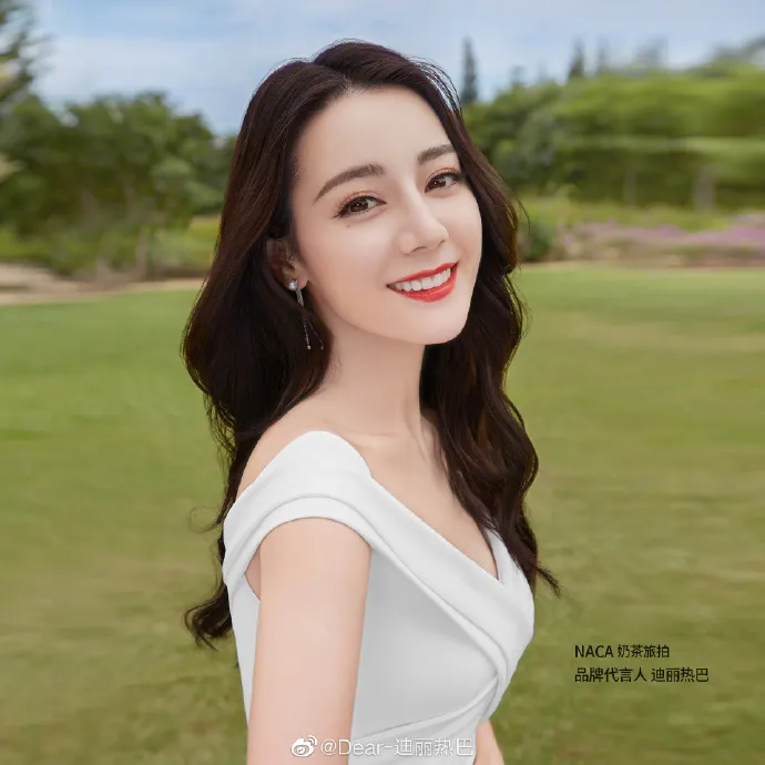 迪麗熱巴宛如芭比娃娃般的精緻五官，是圈內公認美女。翻攝本人微博