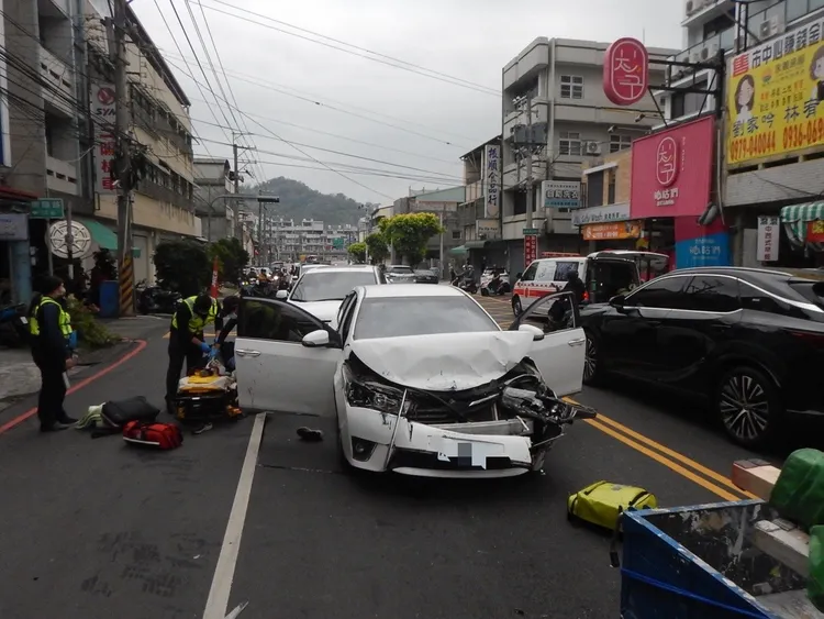林男駕車衝撞小貨車，車頭嚴重受損。民眾提供