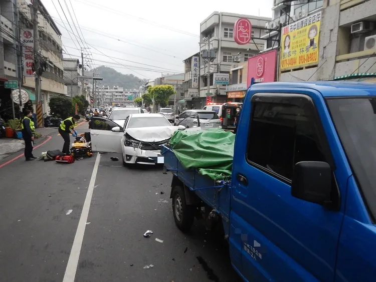 小貨車無端遭林男衝撞。民眾提供