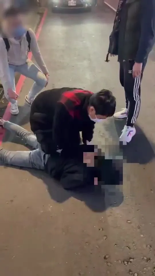 警方將陳男壓制逮捕。中和警分局提供