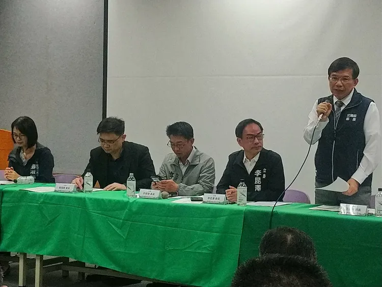 交通部長王國材南下與立委許智傑、李昆澤、賴瑞隆視察高雄地區交通。交通局提供